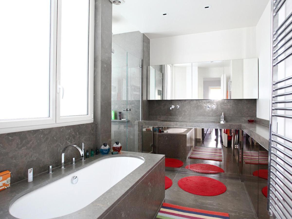 Outstanding 2 Bedrooms With A Terrific Eiffel Tower View * Parijs